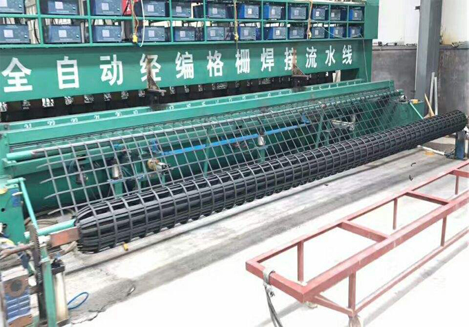 鋼塑土工格柵生產設備流水線